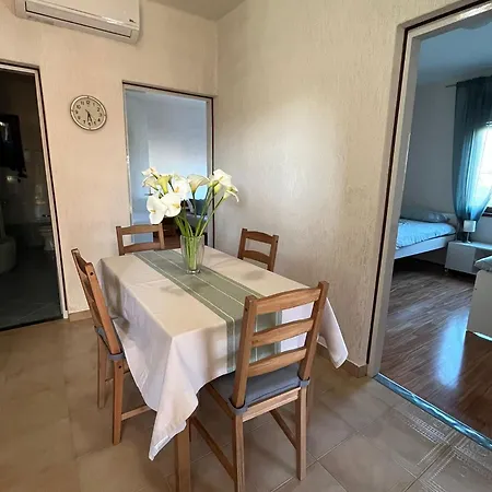 Lovric House With 招待所 3*