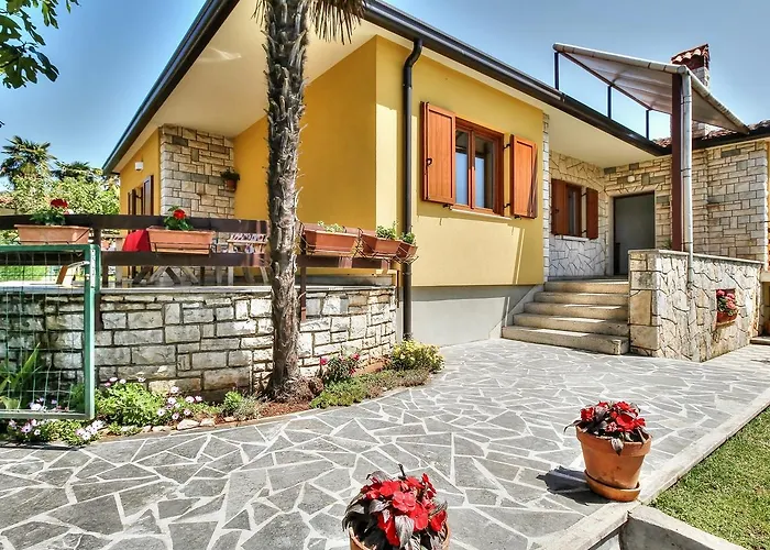 Lovric House With 3* 우마그