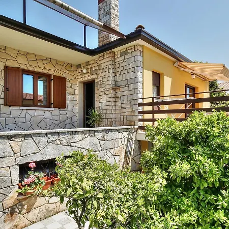 Lovric House With Guest house 3*